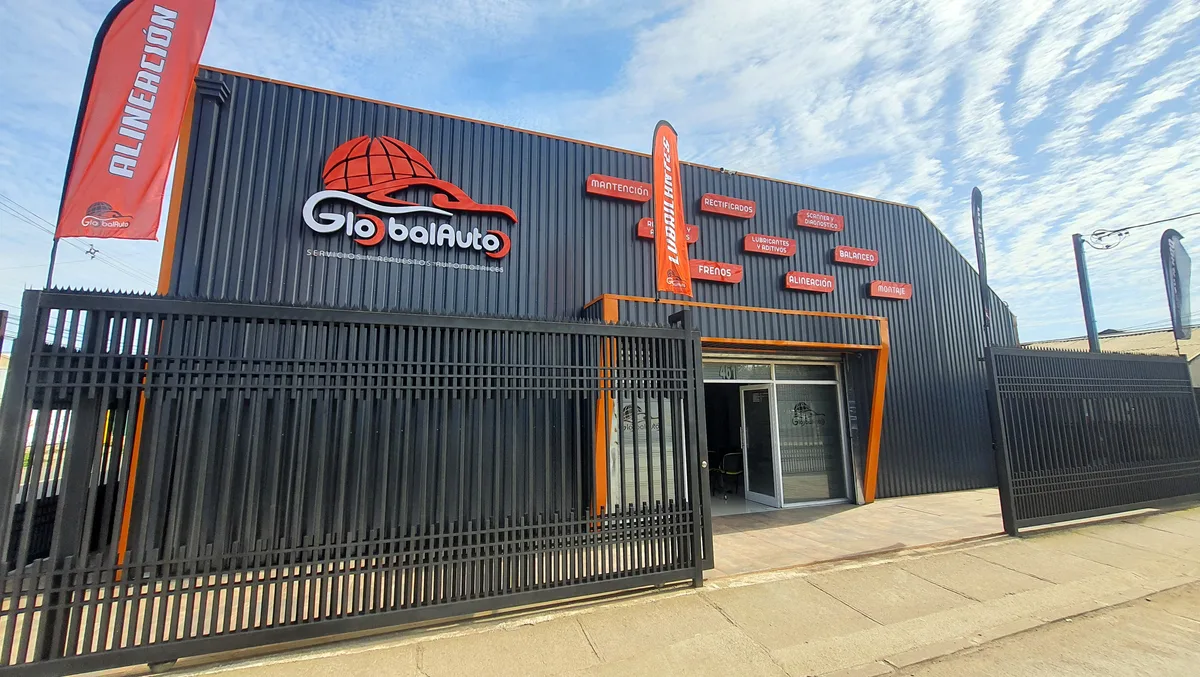 Fachada de GlobalAuto en San Clemente: taller negro con logo naranja