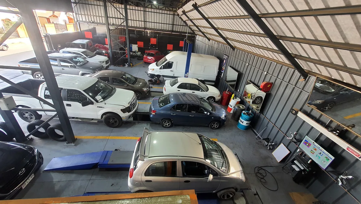 Interior del taller GlobalAuto con vehículos en atención