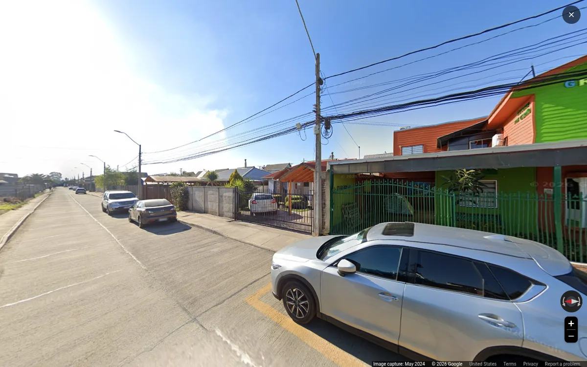 Fachada del jardín en calle Orlando Franz: rejas verdes y el segundo piso naranjo con el logo de Granjeritos