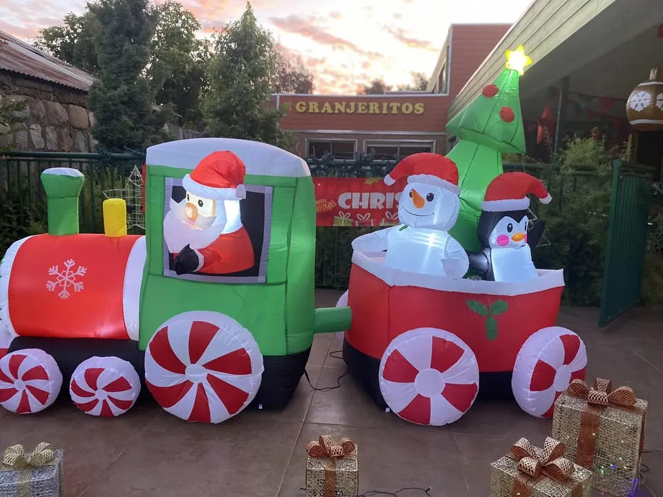 Tren de navidad frente a la fachada del jardín en diciembre