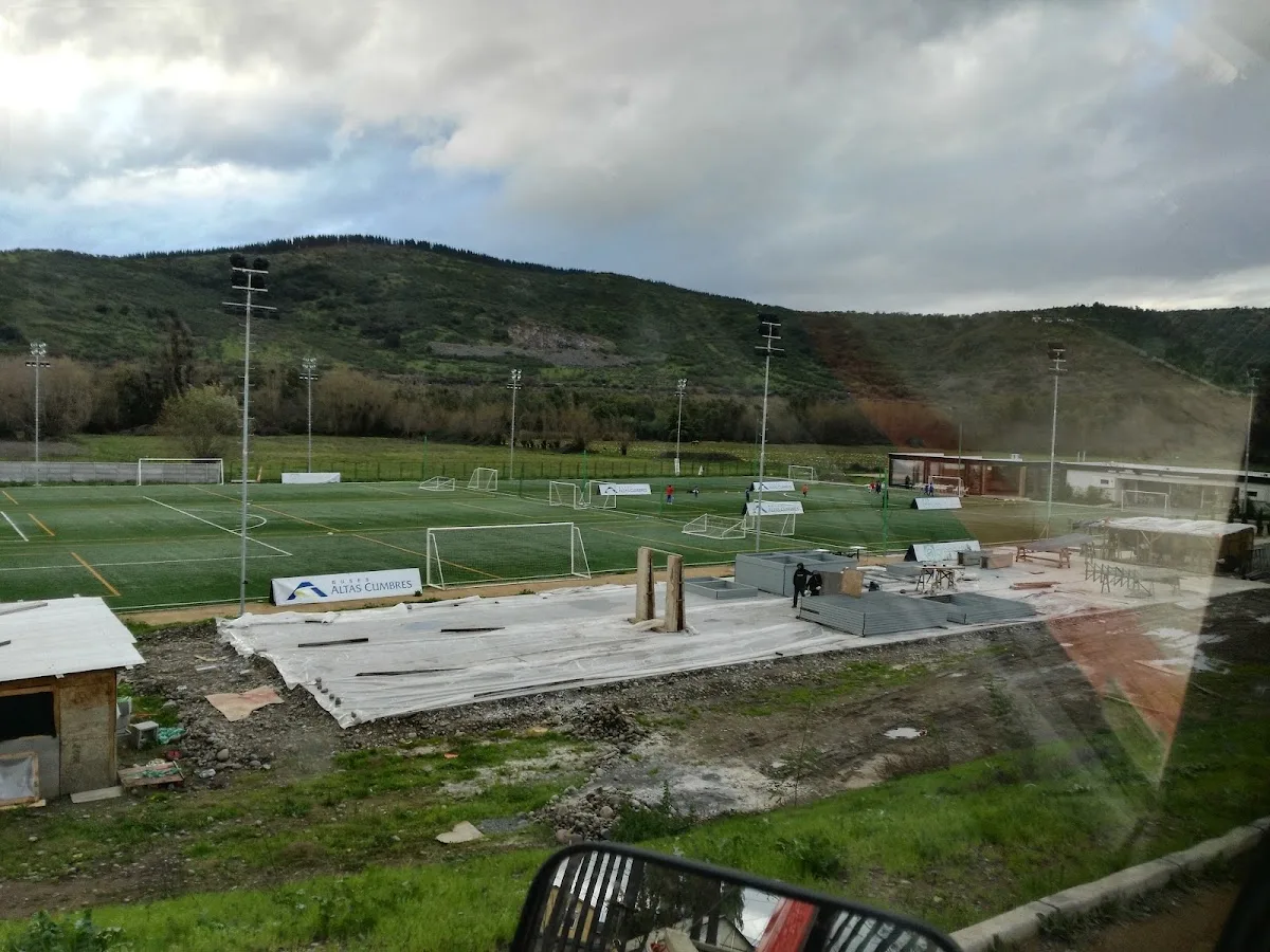 Vista del complejo deportivo Greenclub con sus canchas y cerros de fondo