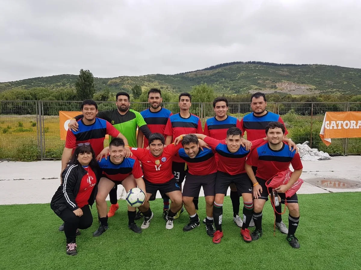 Equipo de futbolito posando en la cancha de Greenclub