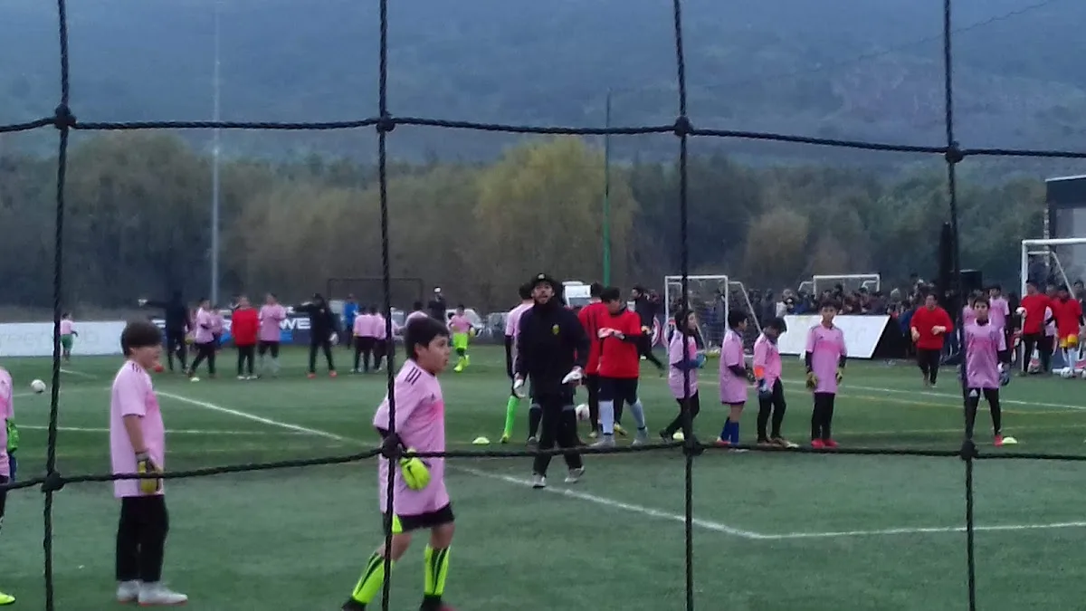 Niños de la escuela de fútbol de Greenclub entrenando con petos