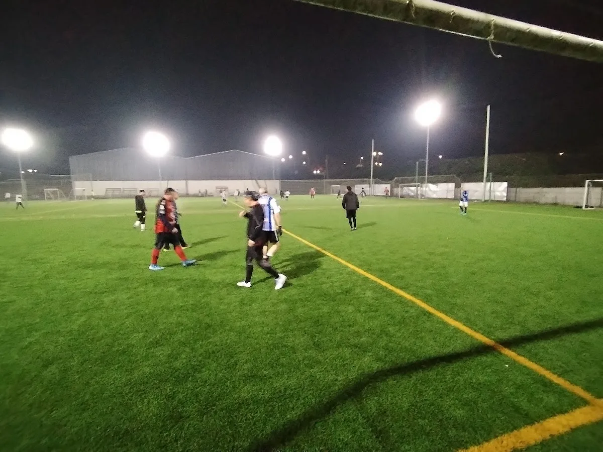 Partido de futbolito nocturno bajo los focos de Greenclub