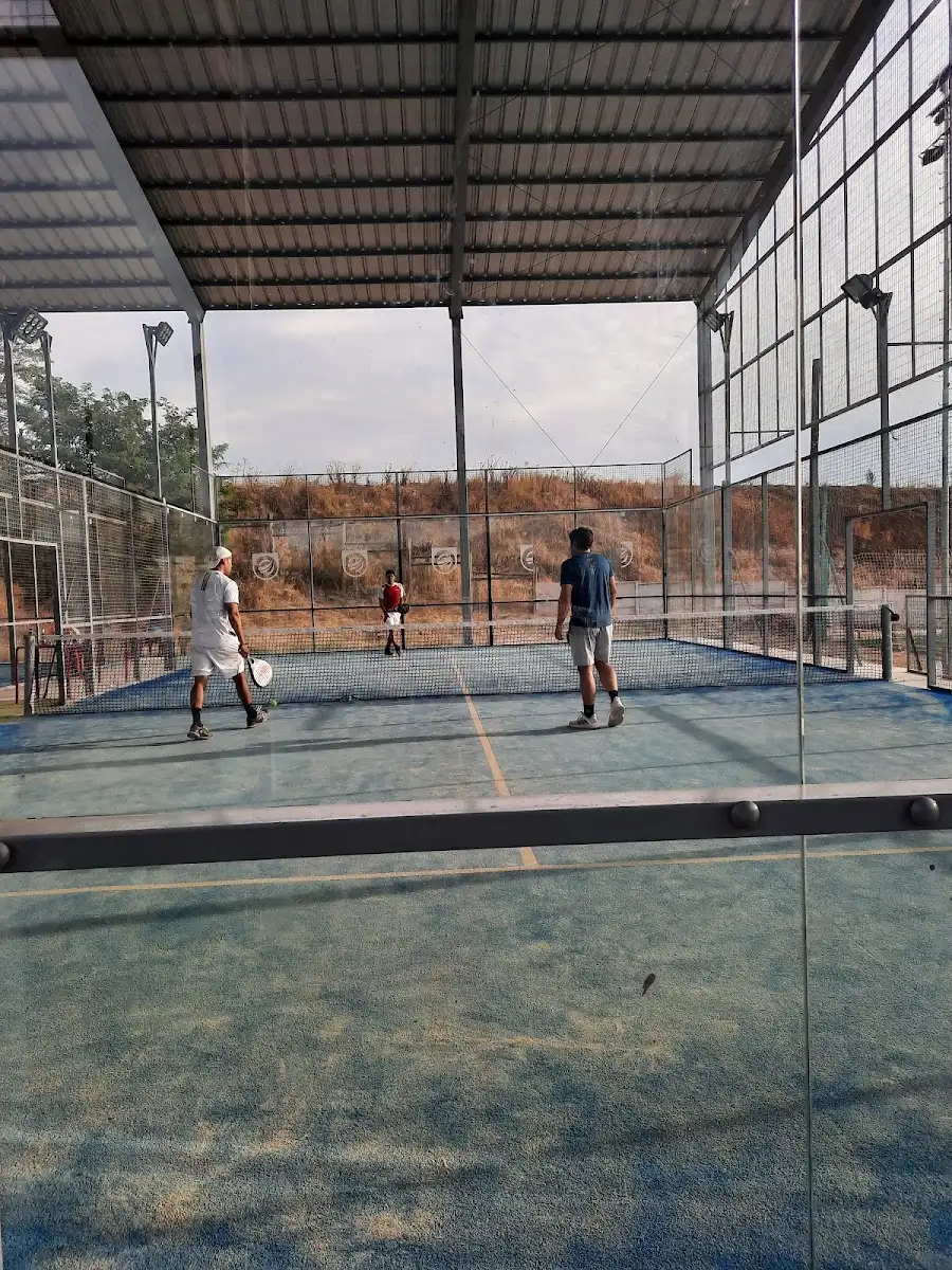 Partido de pádel en la cancha techada de Greenclub