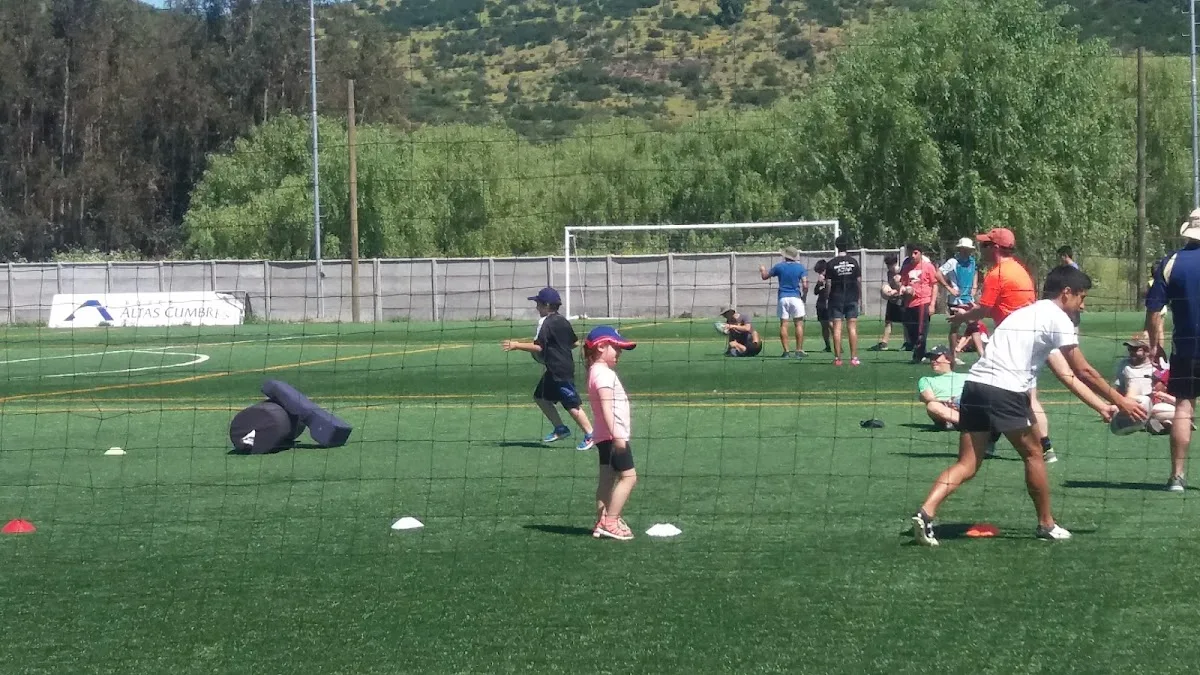 Jugadores disputando el balón en cancha de futbolito de Greenclub