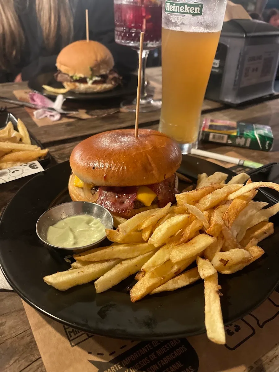 Hamburguesa con papas fritas en Gussland