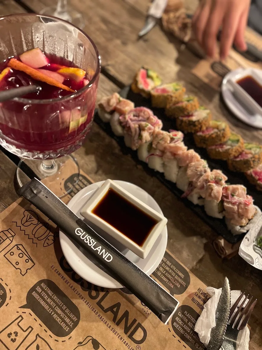 Mesa de Gussland con sangría, rolls y hamburguesa