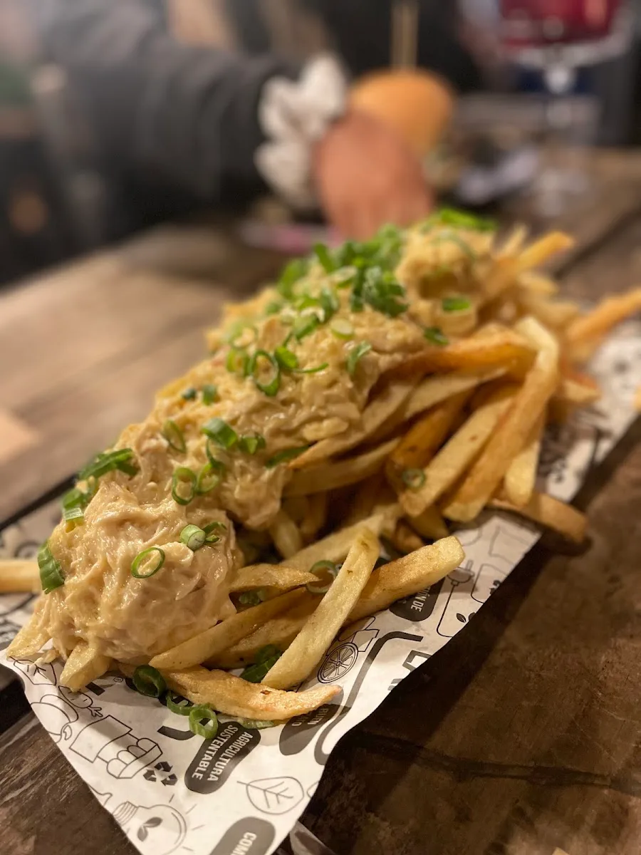 Papas fritas con topping en Gussland