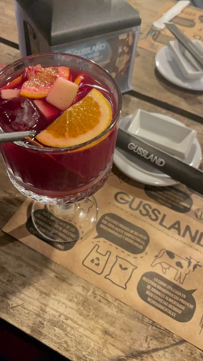 Copa de sangría de la casa en Gussland