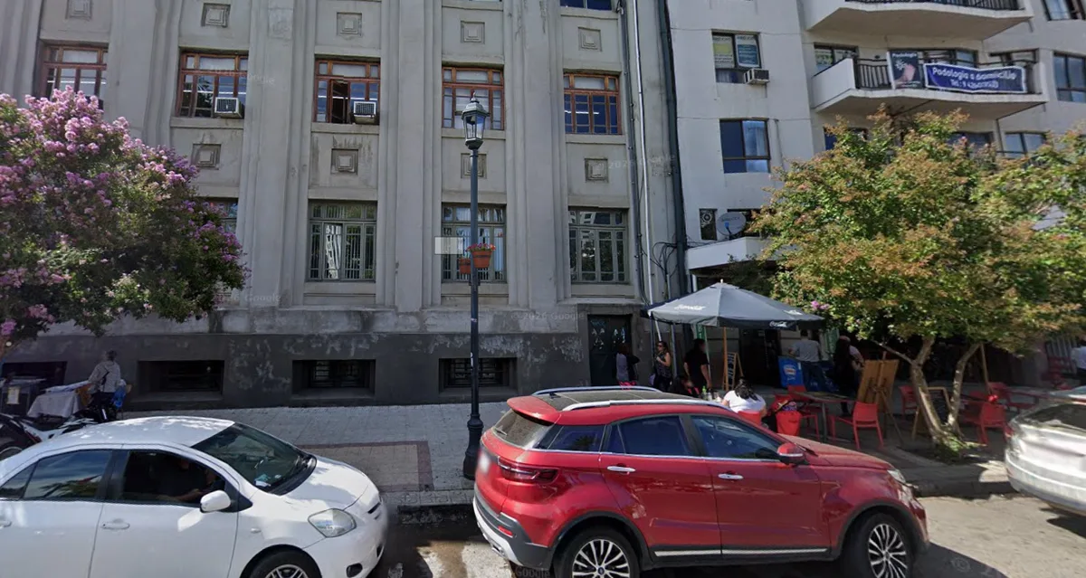 Fachada del Edificio Cervantes en 1 Oriente, Talca, donde está la oficina de Halcón Gris