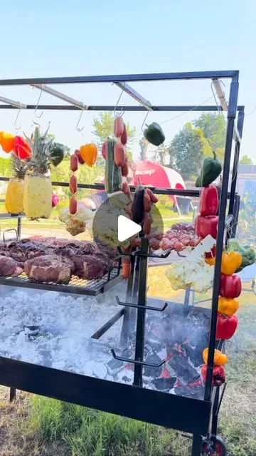 Anticuchos y brochetas de verduras y carne asándose a la parrilla