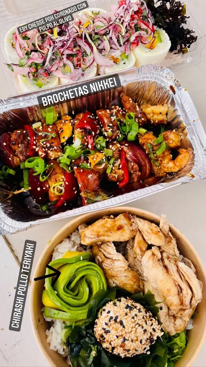 Bandeja de catering de Hangiri con brochetas y sushi variado listo para un evento