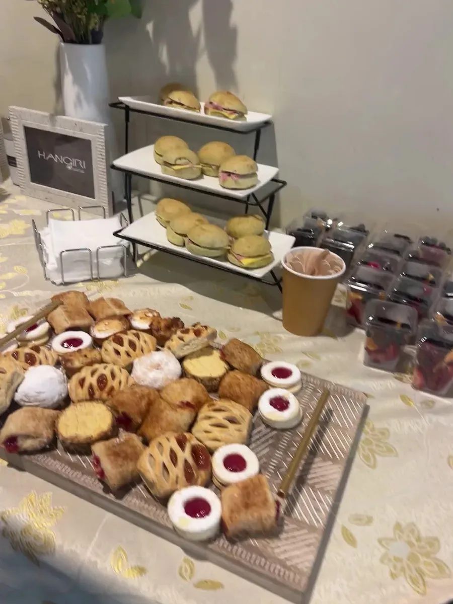 Mesa de dulces y galletas montada para un evento de catering