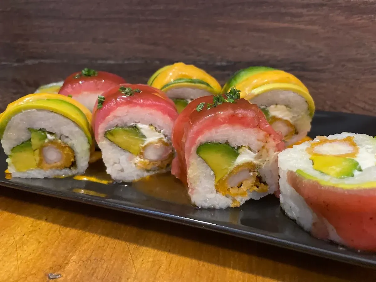 Rolls de sushi envueltos en palta ordenados sobre la mesa
