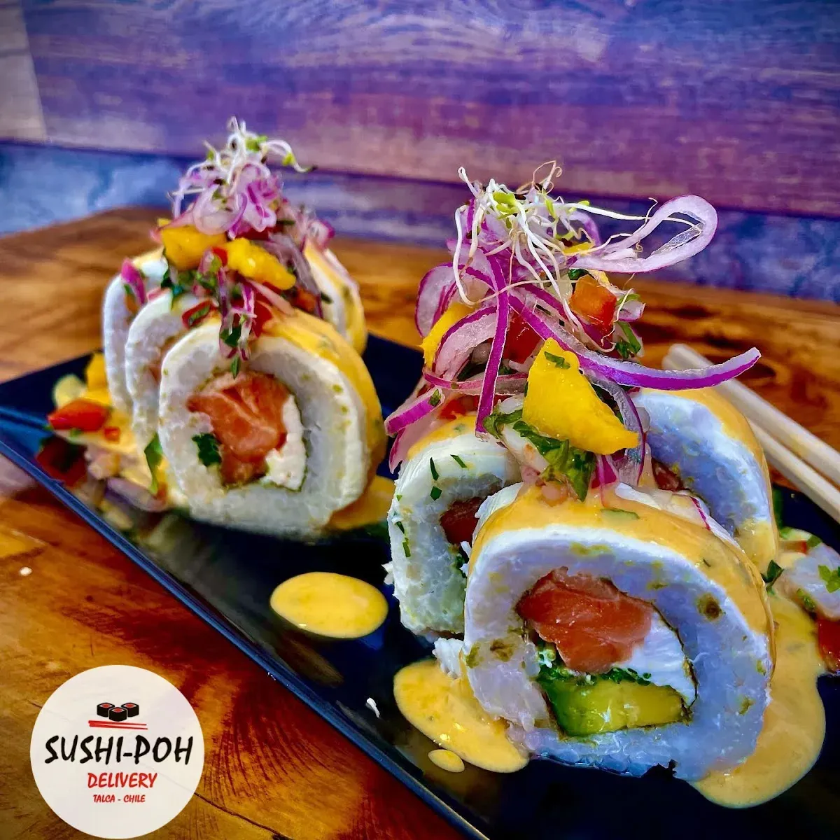 Tabla de sushi SUSHI-POH con rolls variados listos para delivery
