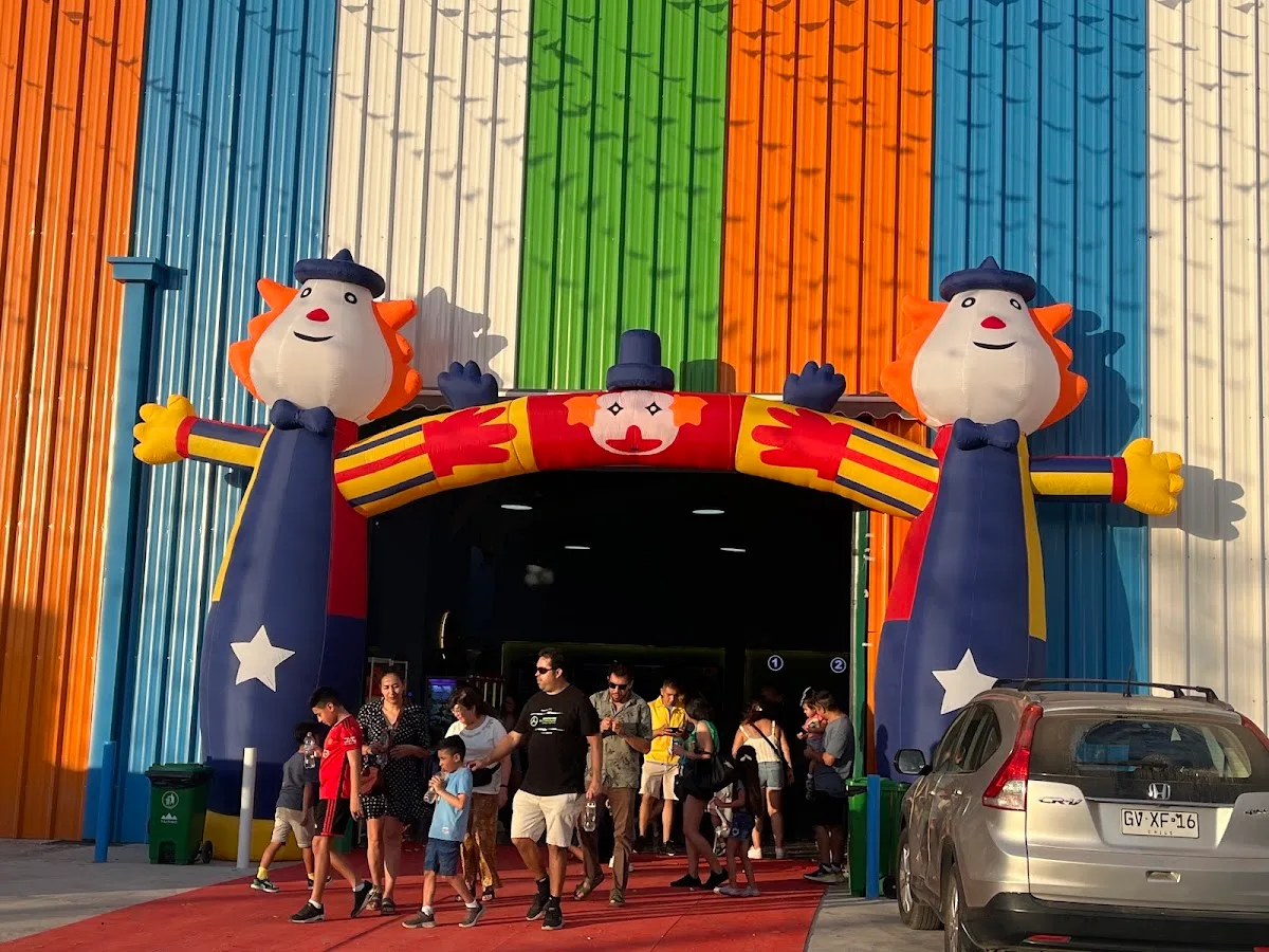 Entrada de HEMA Parque Infantil en Talca, con los payasos inflables y la fachada de arcoíris