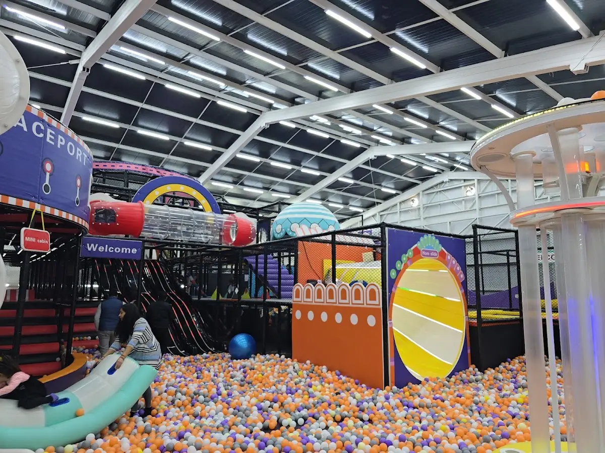 Un mar de pelotas de colores para tirarse de cabeza: la foto más pedida del parque.