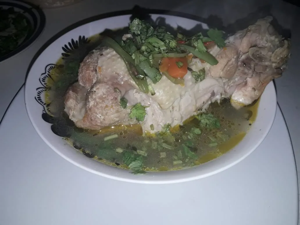 Cazuela de ave con verduras en Hostal Eben-Ezer