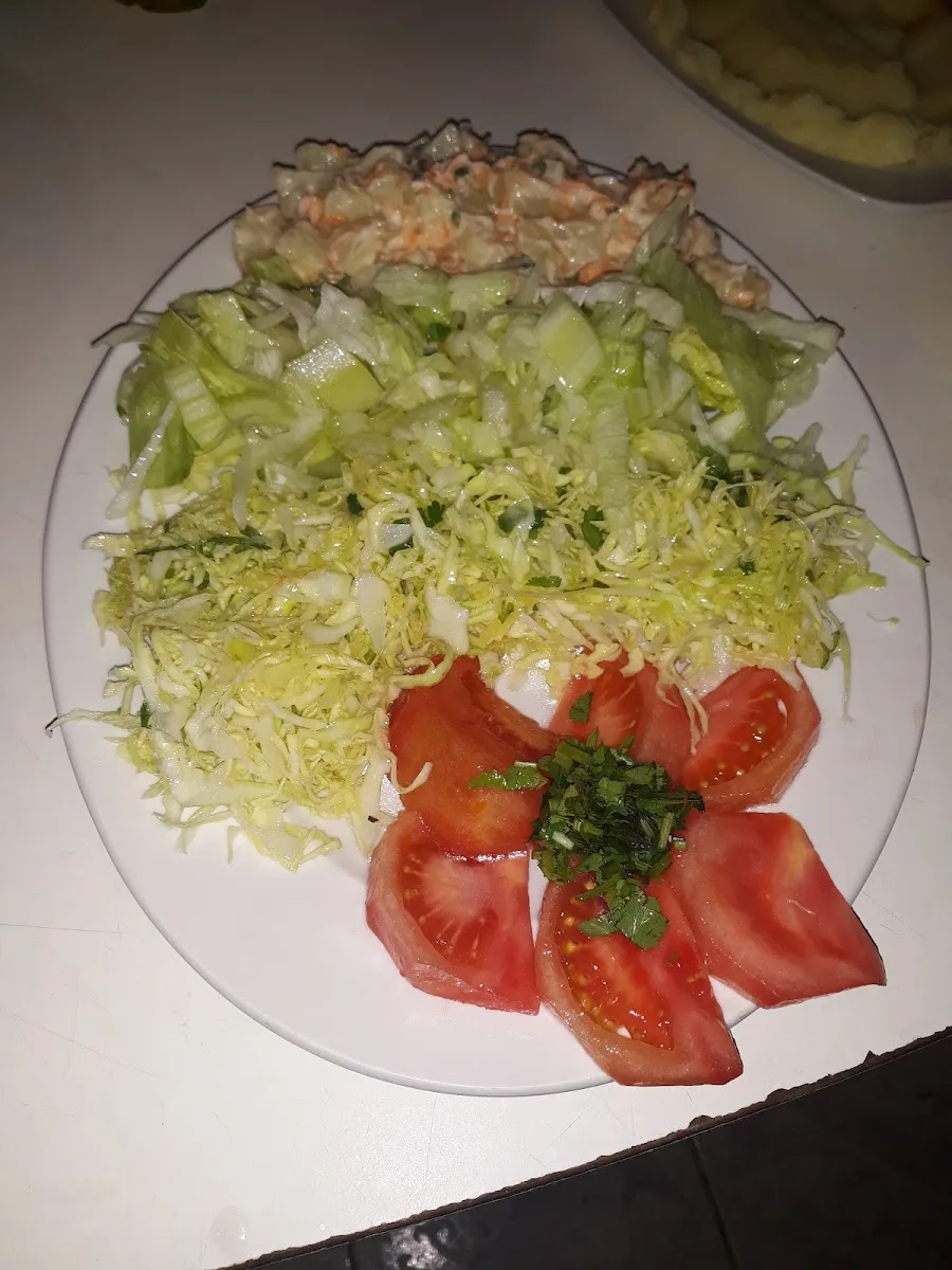 Ensalada fresca de lechuga y tomate en Hostal Eben-Ezer