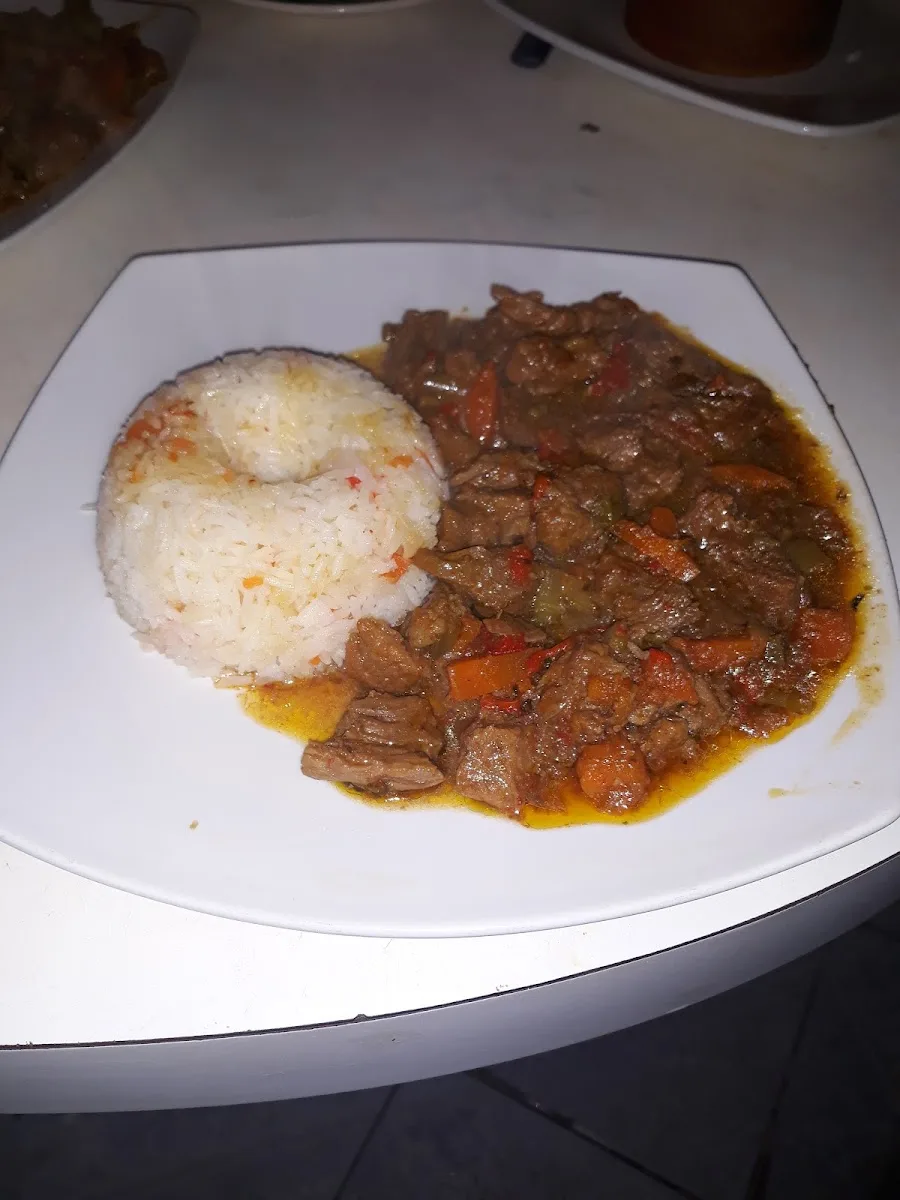 Guiso de carne con arroz servido en Hostal Eben-Ezer
