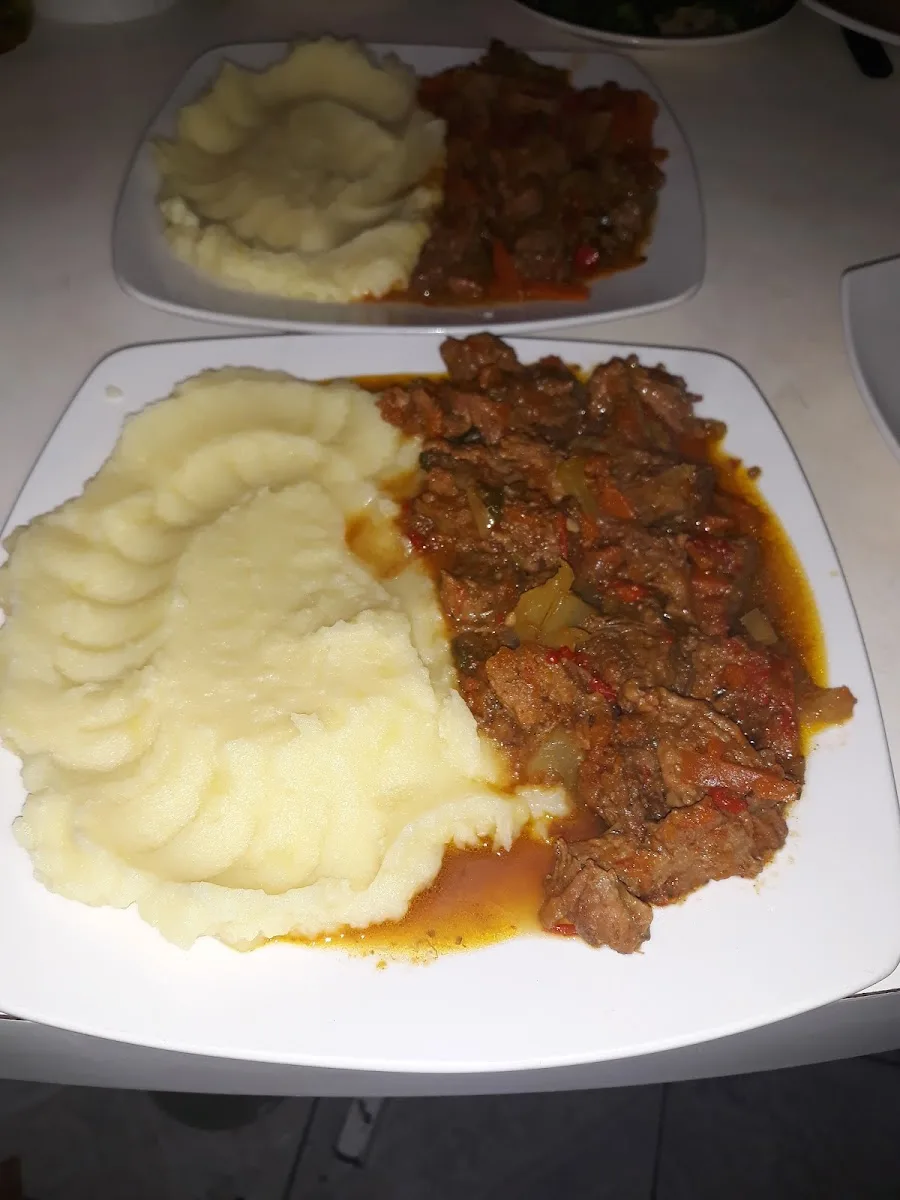 Puré con carne en Hostal Eben-Ezer