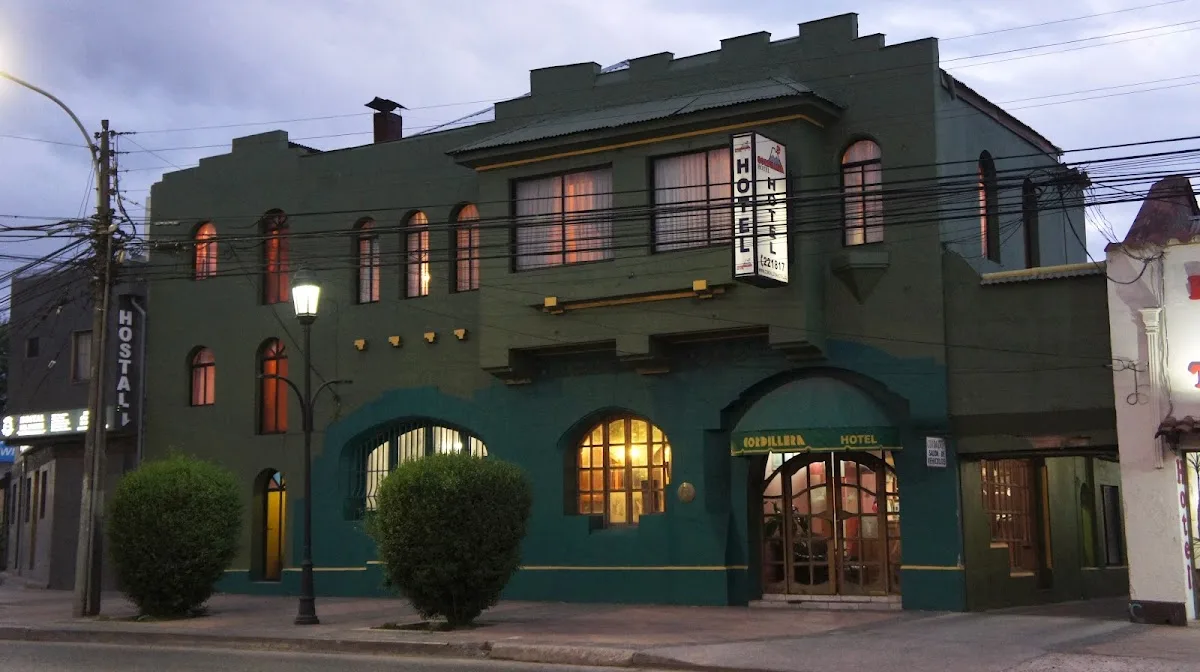 Fachada verde de la casona de Hostel 1760 en 3 Sur 1760, Talca