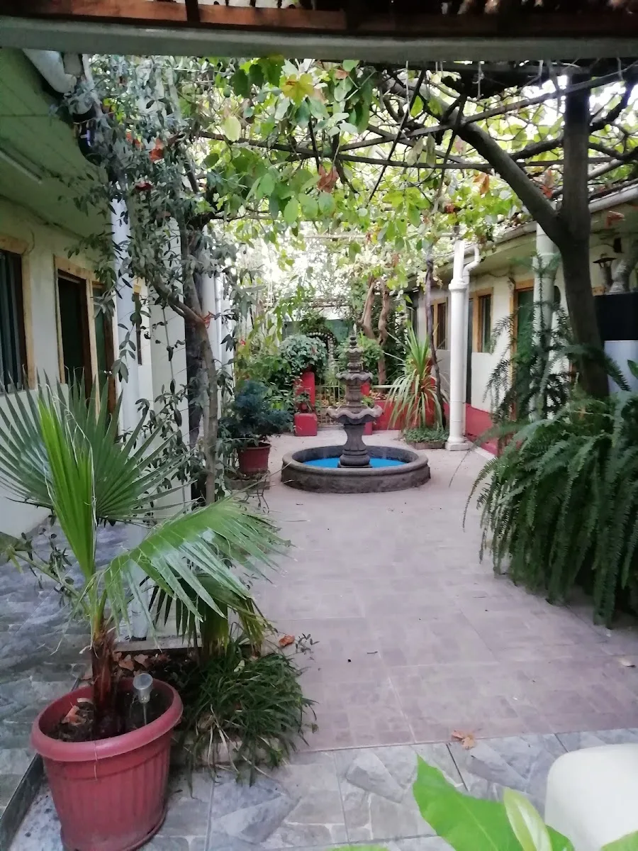 El patio de la fuente — Hostel 1760, Talca