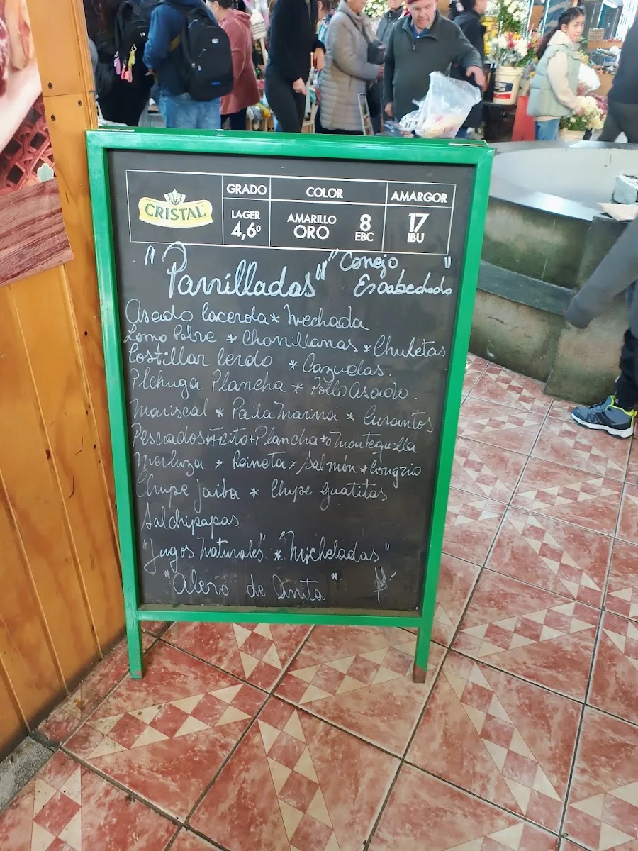 Pizarra de Hostería Alcázar con la carta escrita a tiza