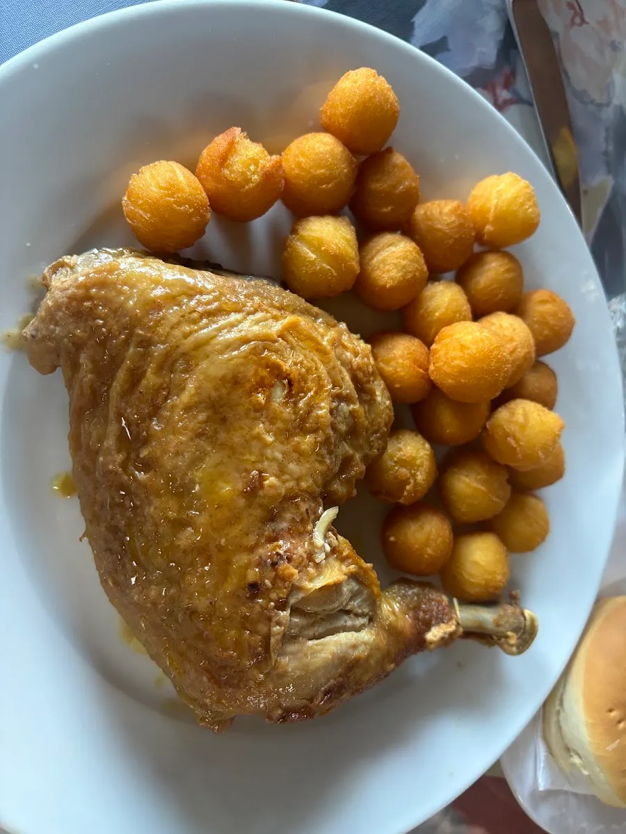 Pollo con papas servido en Hostería Alcázar