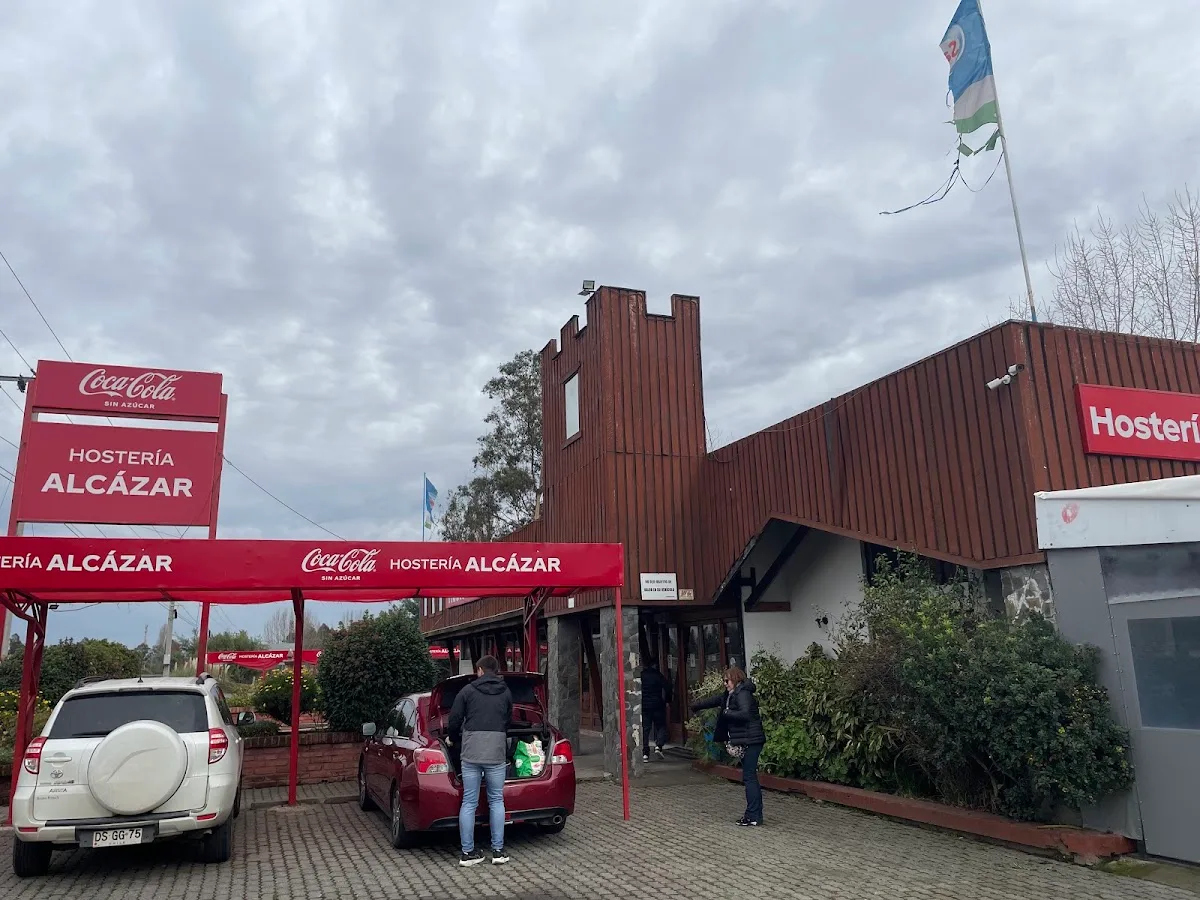 Letrero rojo de Hostería Alcázar visto desde la Ruta 5