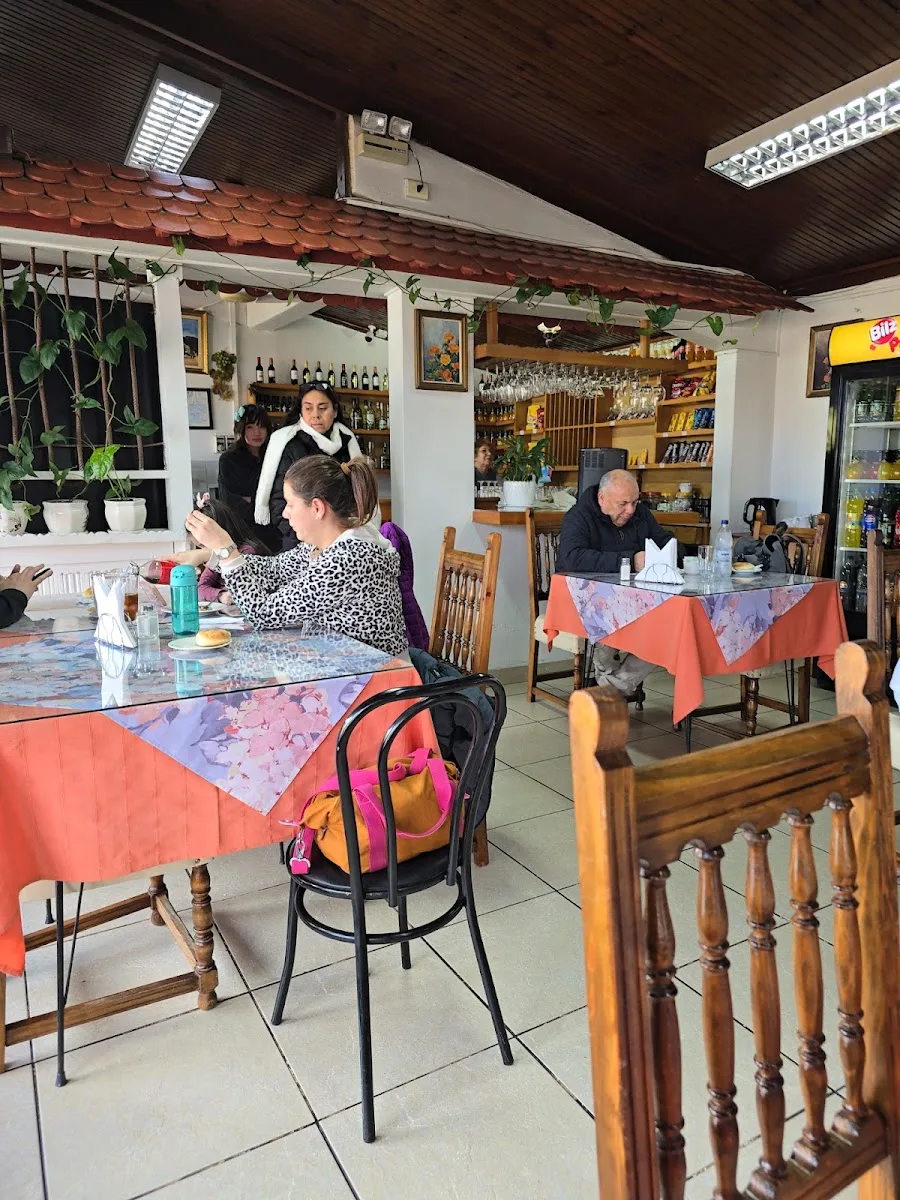 Salón interior de la hostería lleno de comensales al almuerzo
