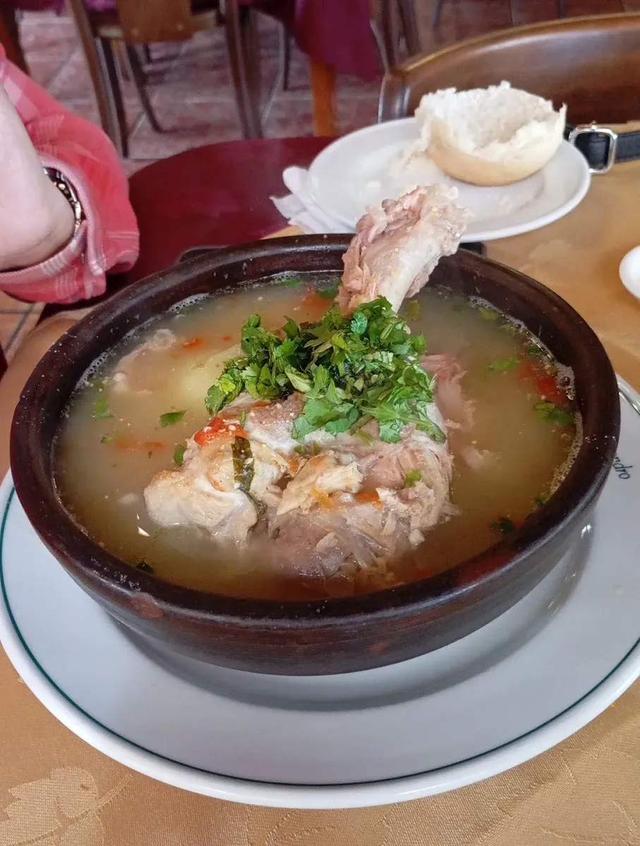 Cazuela de ave servida en paila de greda