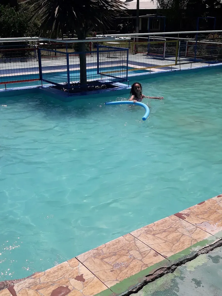 Piscina de la hostería rodeada de jardín