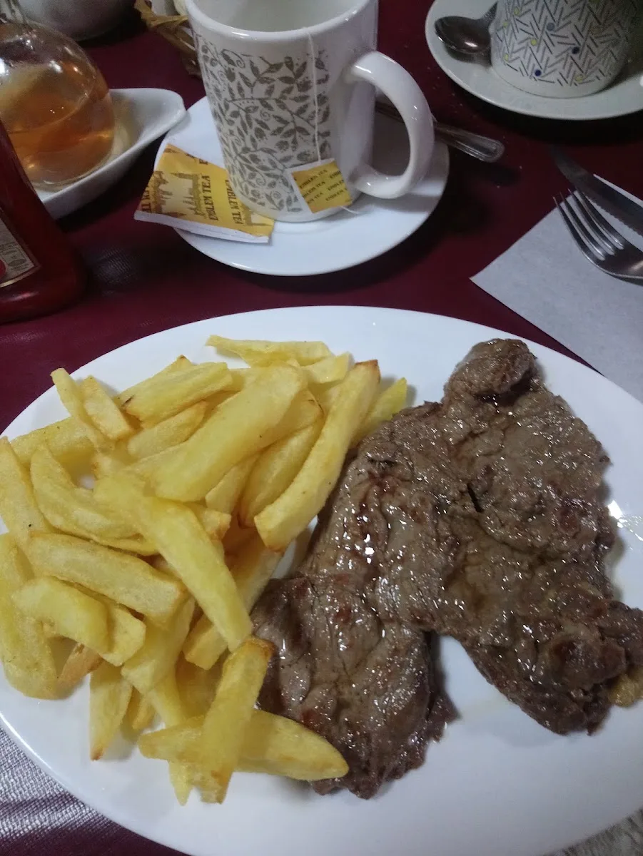 Churrasco con papas fritas al plato en La Huerta