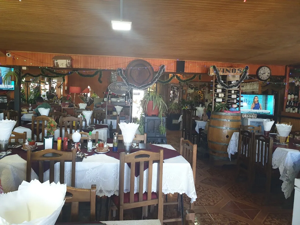 Comedor de La Huerta con manteles blancos y madera
