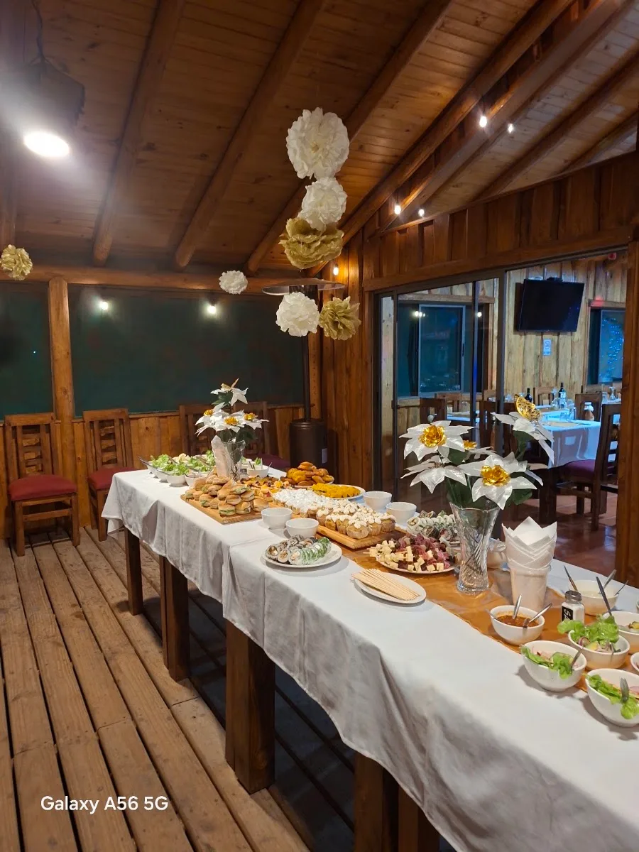 Mesa preparada para un almuerzo largo en La Huerta