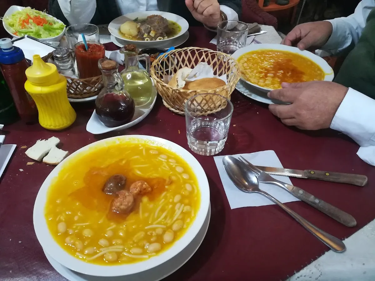 Mesa de La Huerta con cazuela, pan amasado y pebre