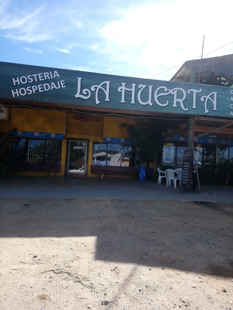 Patio de La Huerta cubierto de maceteros y plantas colgantes