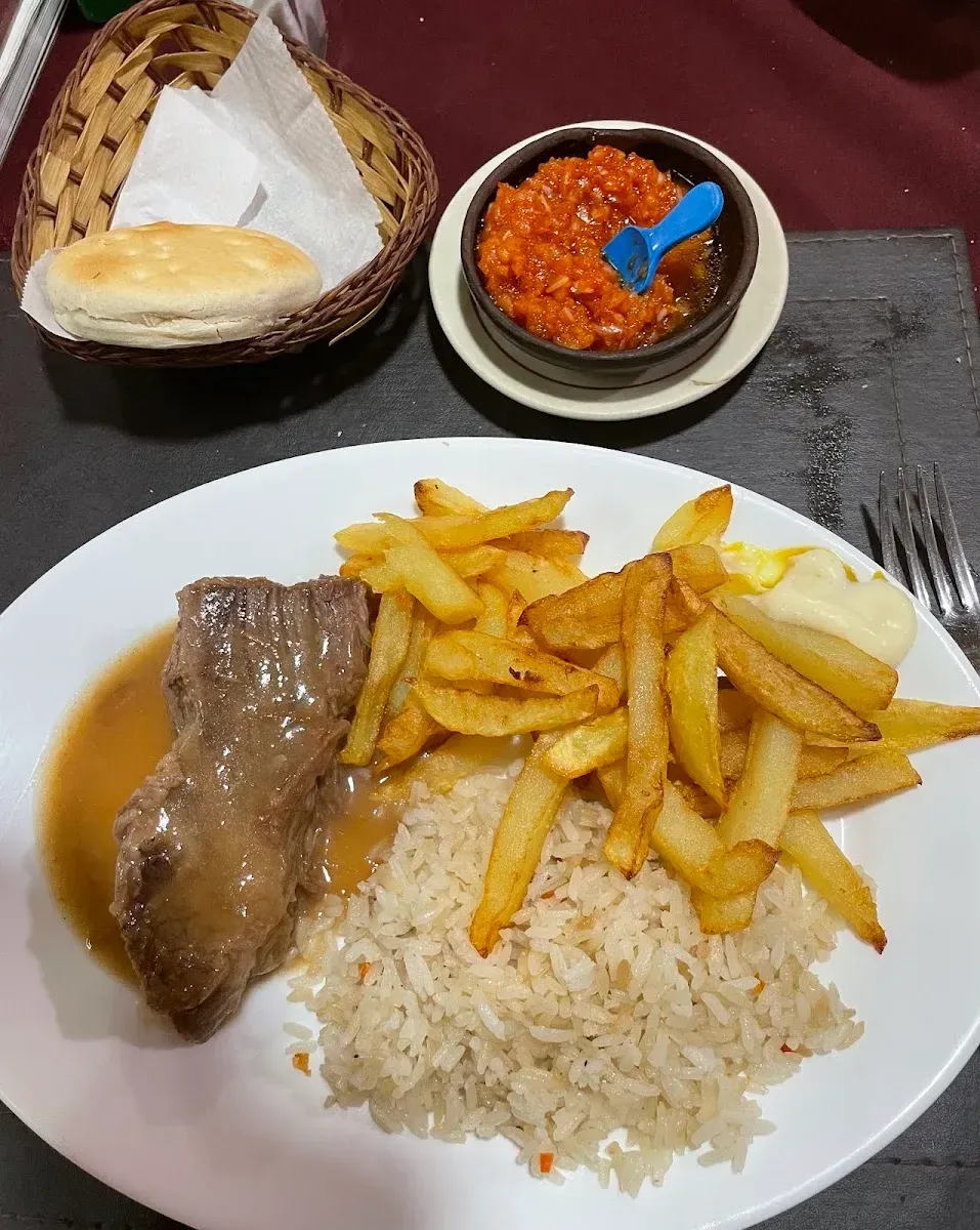 Plato de fondo con carne, arroz y papas fritas en La Huerta