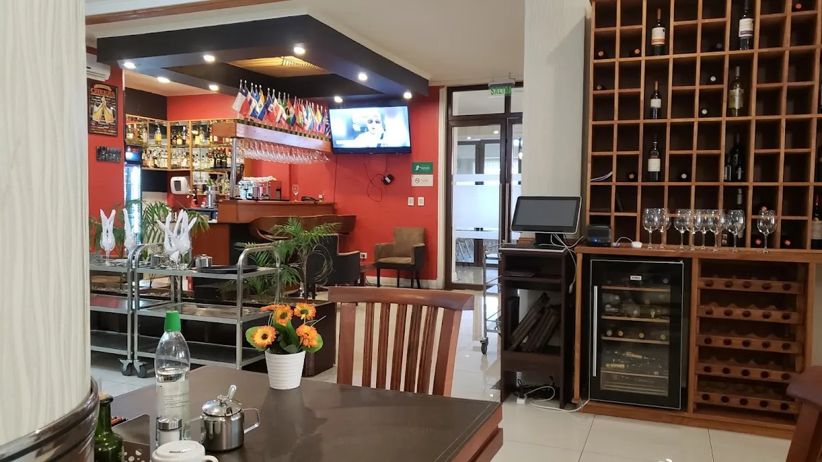 Bar del Hotel Normandí con botellero