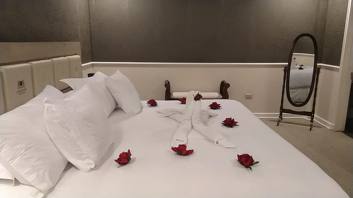 Habitación doble del Hotel Normandí con cama vestida de blanco