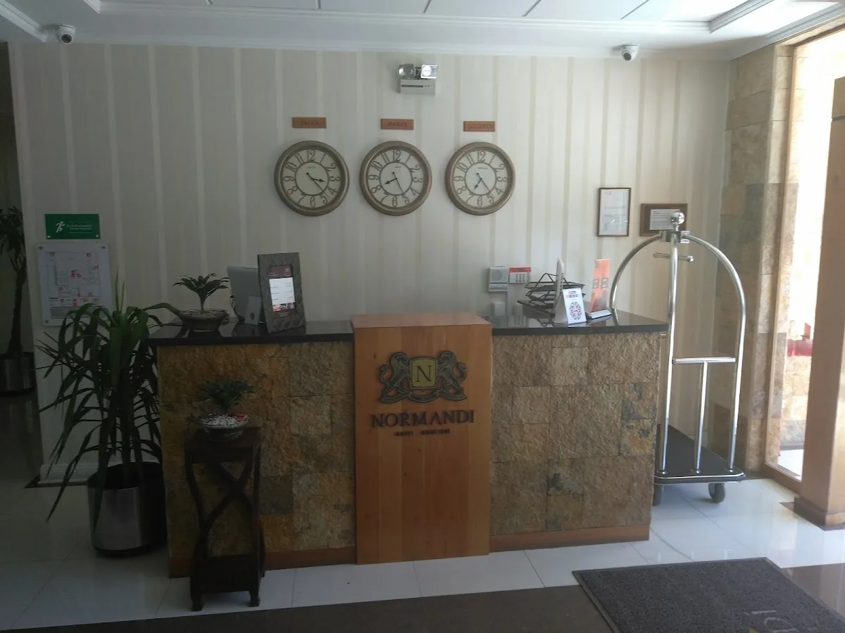 Recepción del Hotel Normandí con relojes de pared