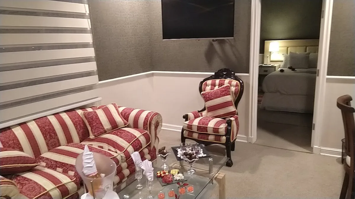 Suite del Hotel Normandí con sofá de estar