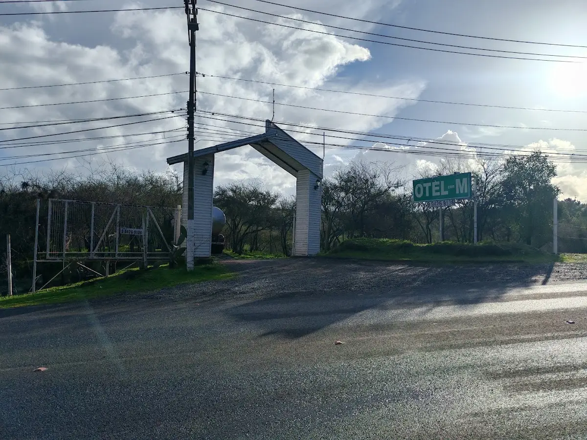 Arco de entrada de Cabañas del Cerro en el camino a Pencahue