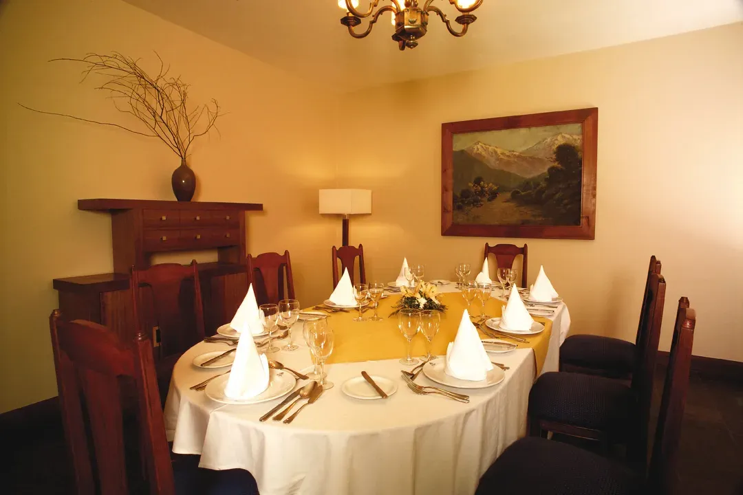 Salón Arauco, comedor privado con mesa redonda y cuadro de paisaje