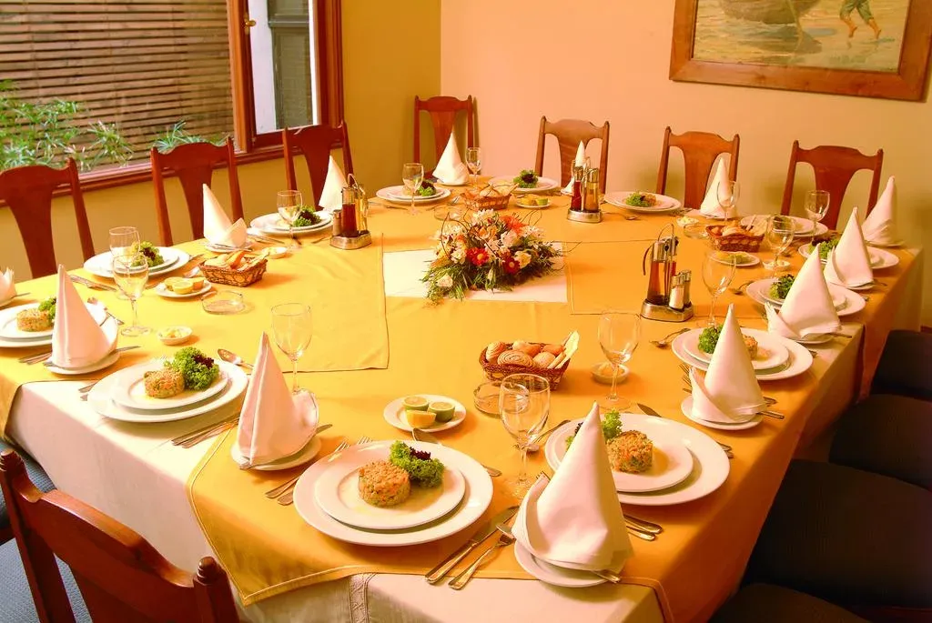Salón Libertador preparado para reunión o banquete