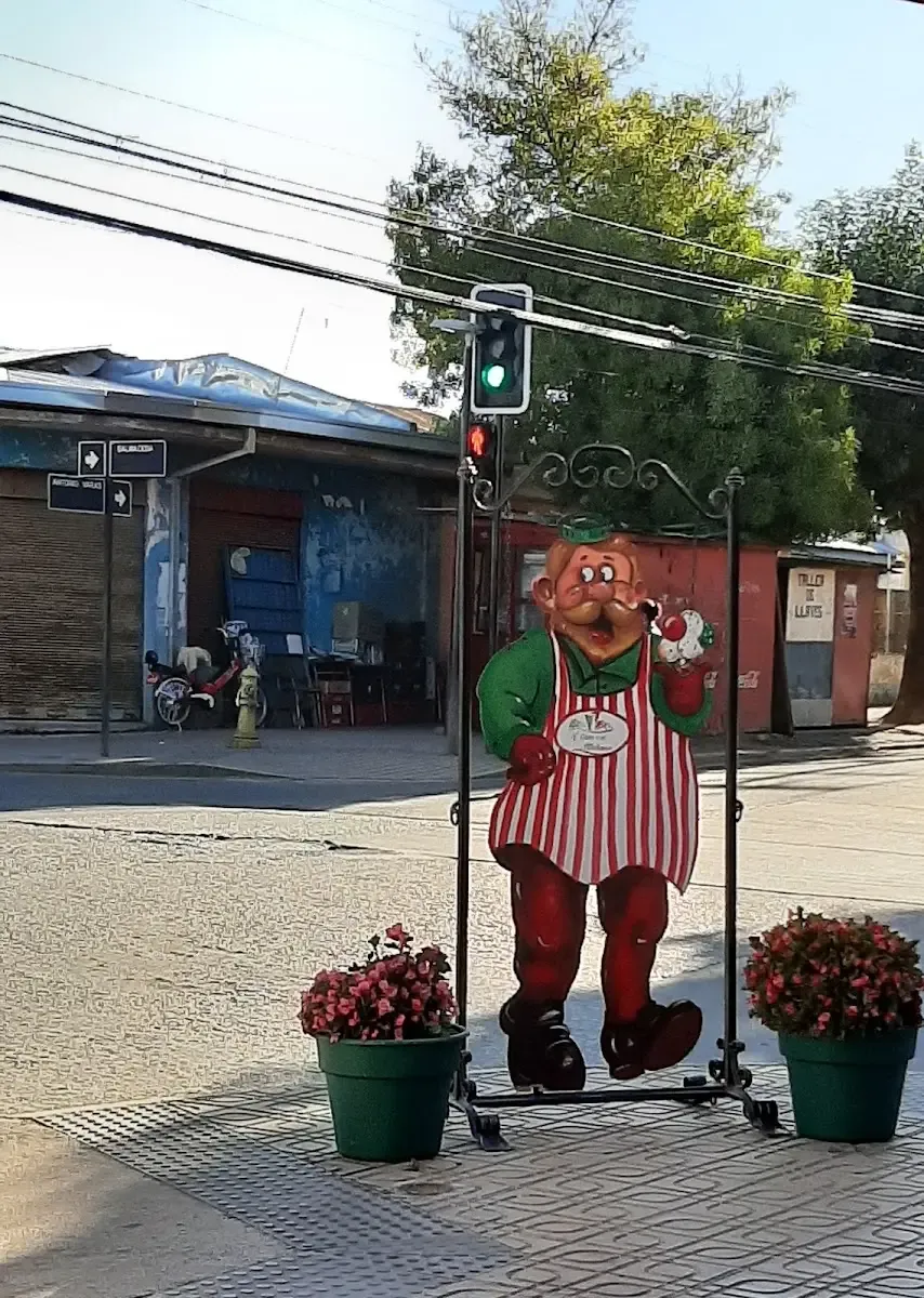 Estatua del chef de Il Gourmet saludando en la entrada del local