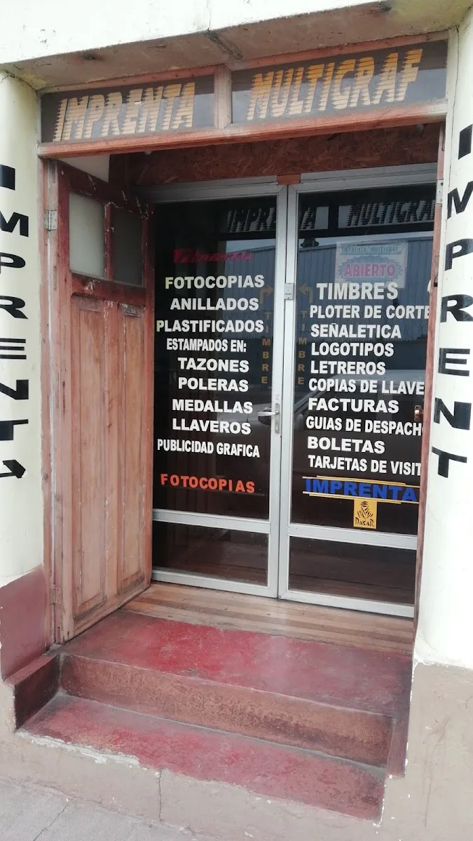 Puerta de Imprenta MULTIGRAF en Maipú 2082, Molina, con la lista de servicios pintada en los vidrios