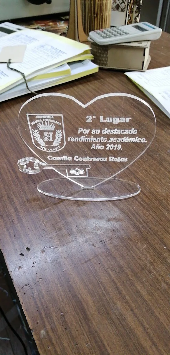 Corazón de madera grabado a láser por MULTIGRAF: un reconocimiento escolar con el escudo de la escuela